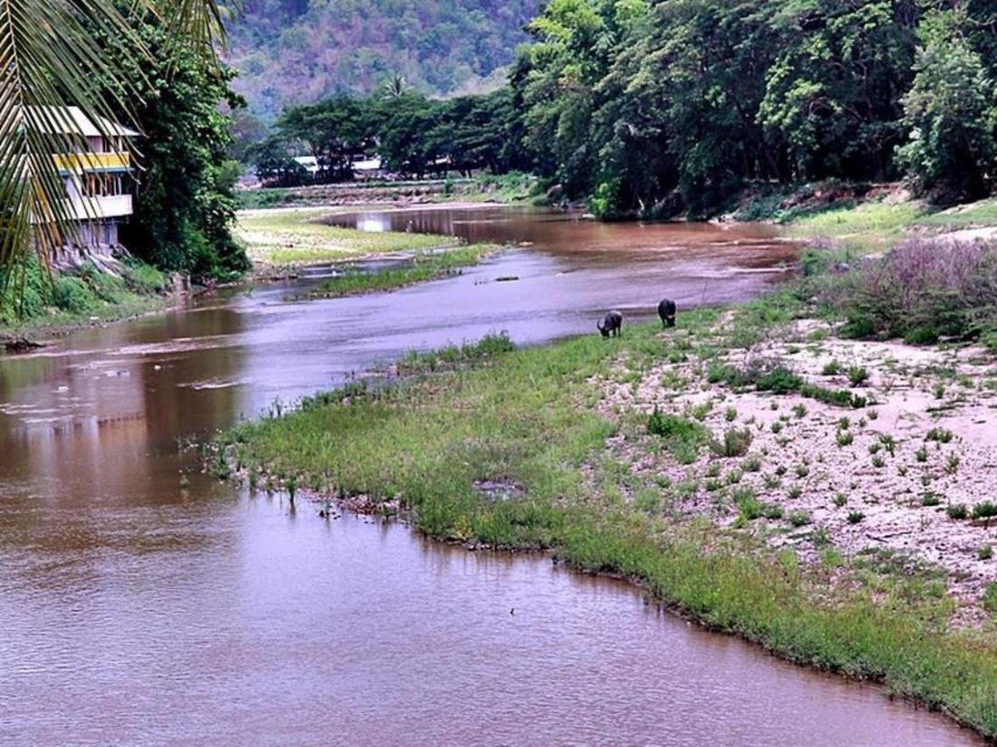 River Bank Resort Mae Sariang Ngoại thất bức ảnh