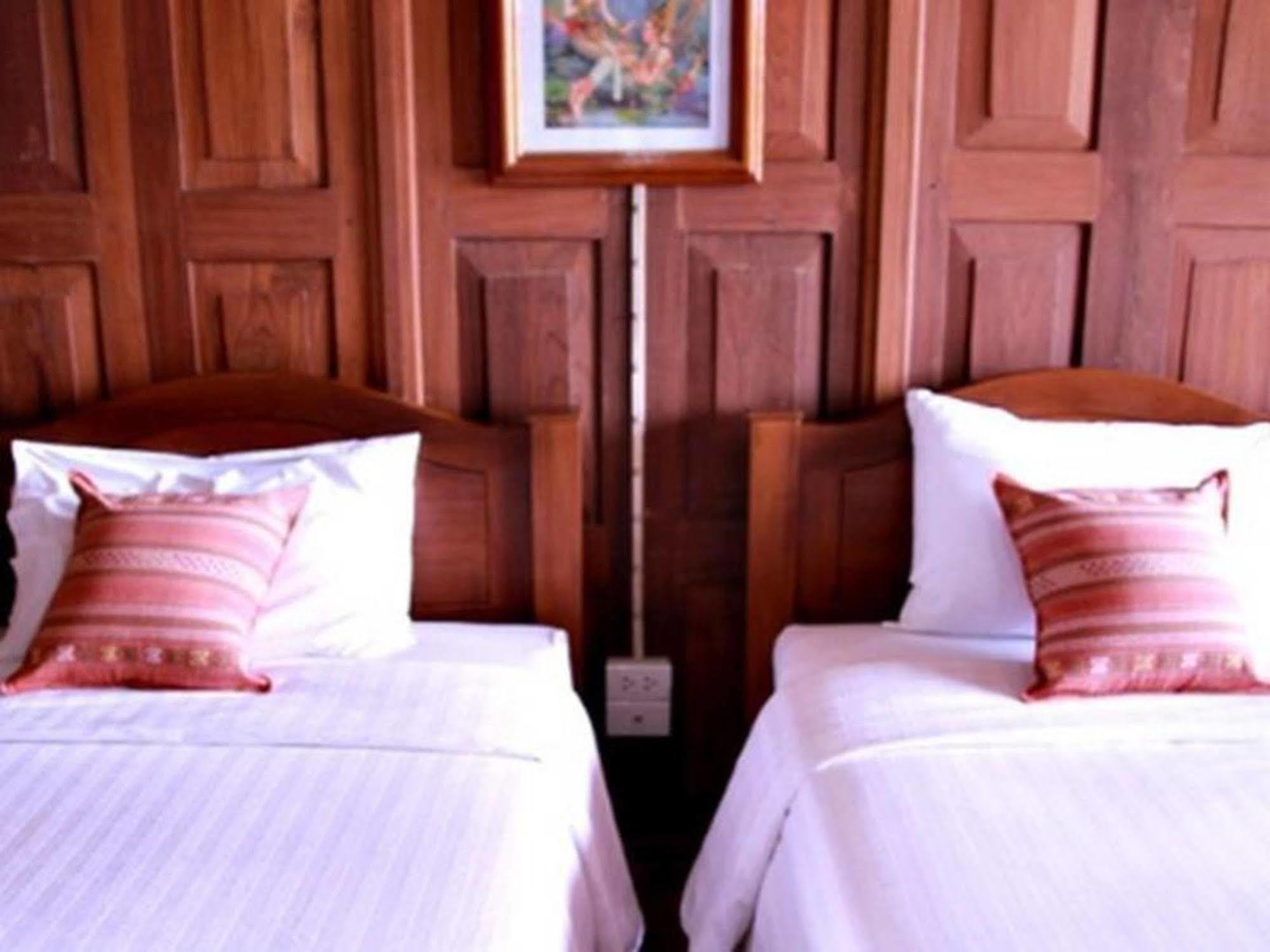 River Bank Resort Mae Sariang Ngoại thất bức ảnh