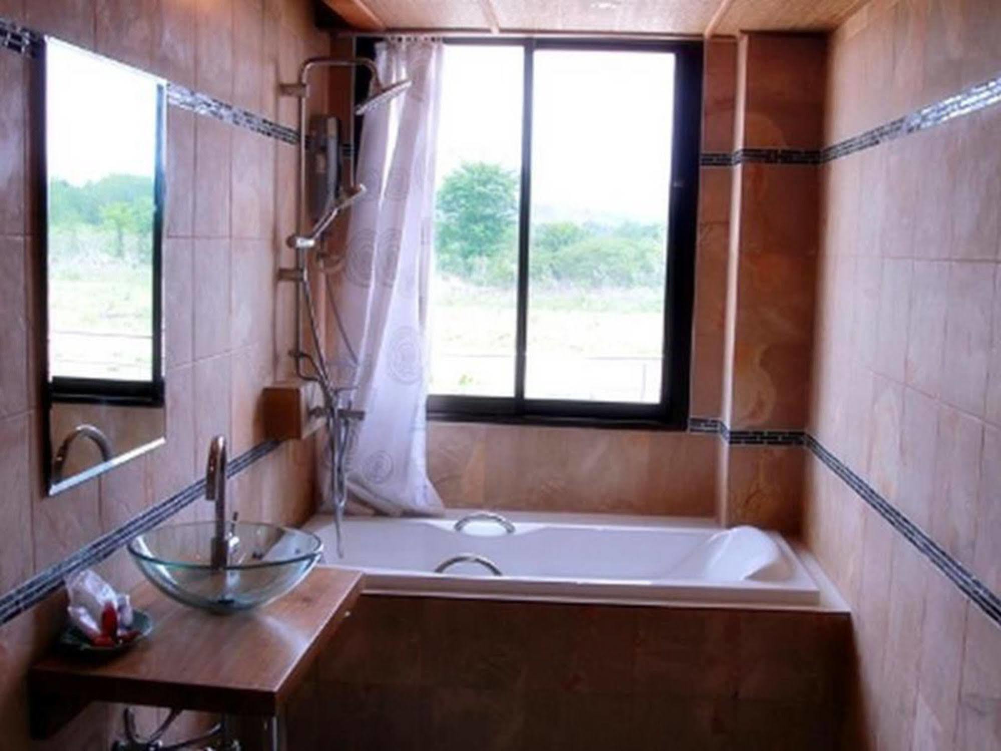 River Bank Resort Mae Sariang Ngoại thất bức ảnh