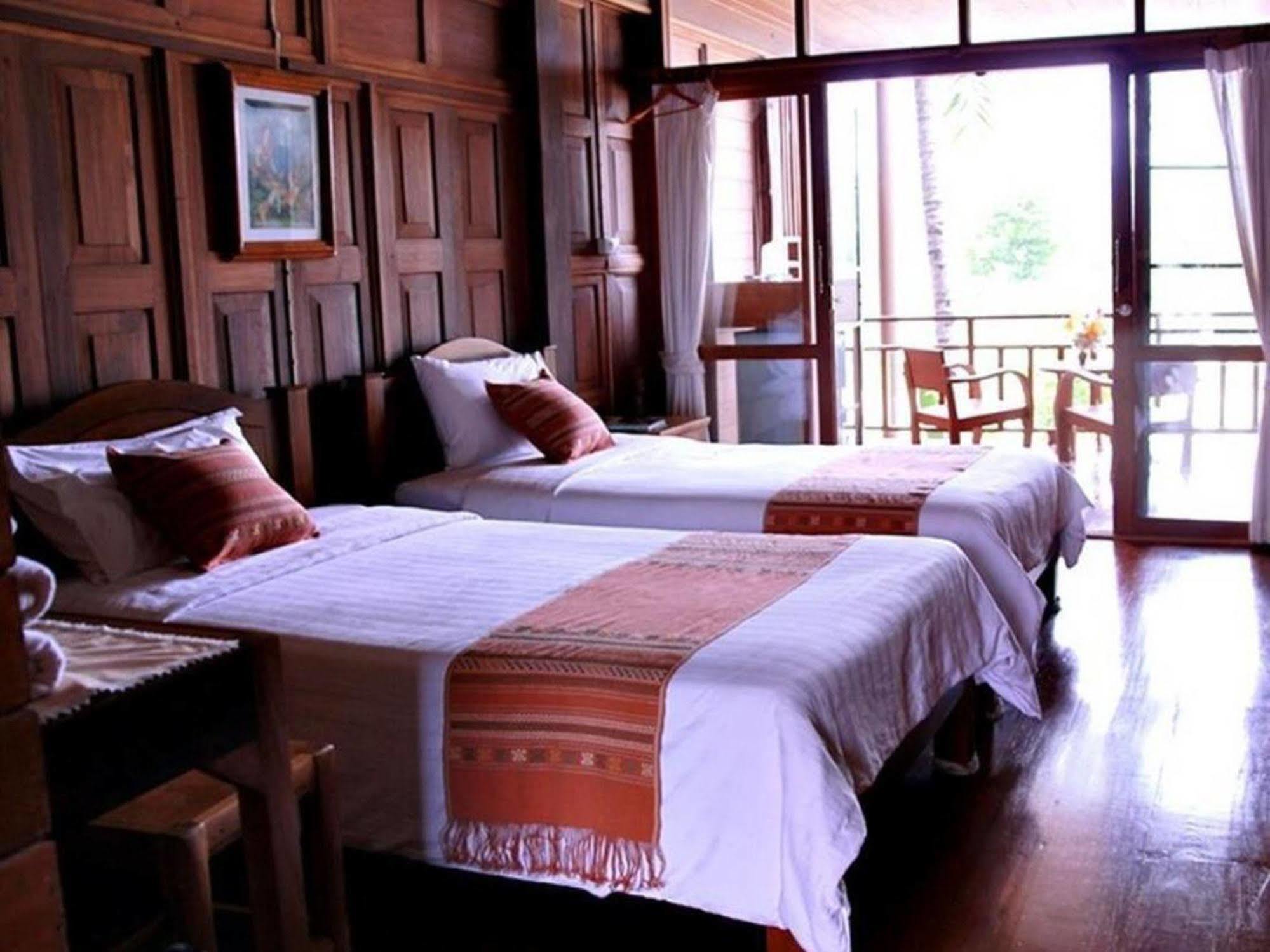 River Bank Resort Mae Sariang Ngoại thất bức ảnh
